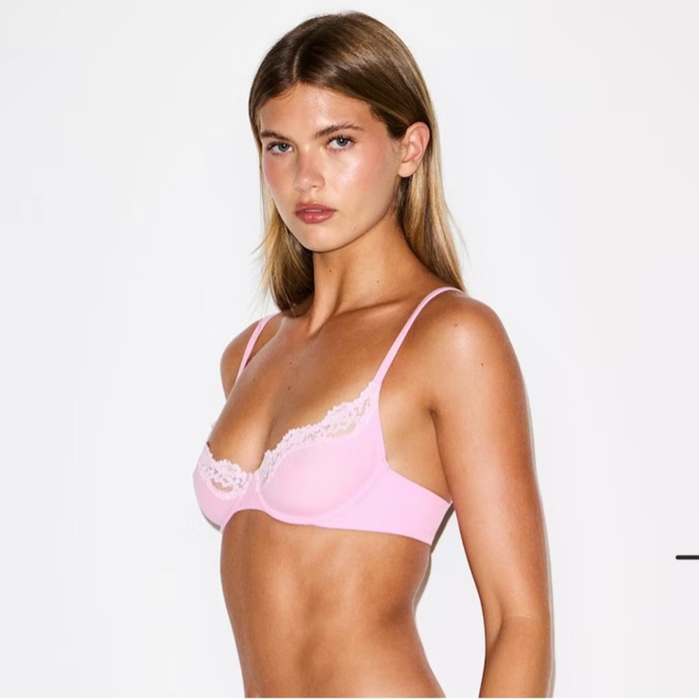 SKIMS Fits Everybody Pink Lace Bra - Picture 2 of 9